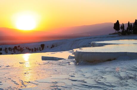 Salda Pamukkale Çeşme Alaçatı Turu / 1 Gece 2 Gün / İstanbul Kalkışlı